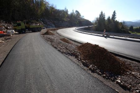ASFALTIRANJE CESTE GRAHOVO BLOČICE 01 FOTO LJUBO VUKELIČ